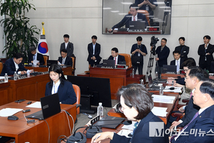 「M포토」 의사봉 두드리는 성일종 국방위원장