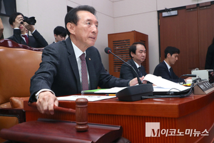 「M포토」 의사봉 두드리는 김석기 위원장