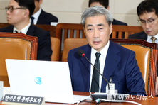 고개 숙인 신현송, 경제 불확실성에 던진 '통화정책 승부수'