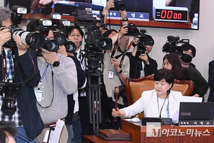 「M포토」 의사봉 두드리는 서영교 특위 위원장