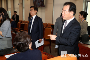 「M포토」 국회 재경위 정회...대화하는 임이자-정태호