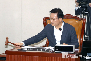 「M포토」 의사봉 두드리는 서일준 정개특위 소위원장