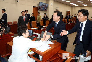 「M포토」 한국은행 총재 후보자 청문보고서 채택 후 인사하는 여야