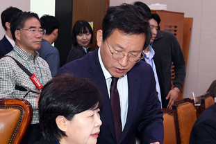 「M포토」 국조특위서 대화하는 서영교-김형동