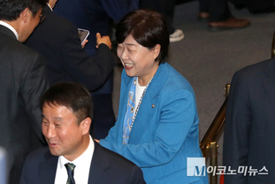 「M포토」 의원들과 인사하는 서영교-한병도