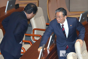 「M포토」 대화하는 정성호-권오을