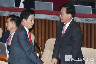 「M포토」 대화하는 송언석-유영하