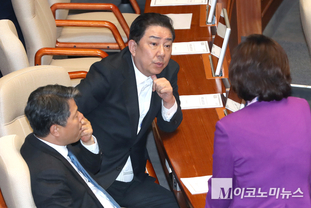 「M포토」 대화하는 김병기-서영석-이수진