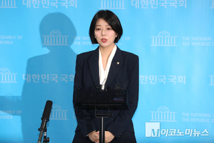 「M포토」 당 현안 관련 질의에 답하는 배현진