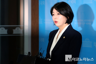 「M포토」 장동혁 기자간담회 관련 질의에 답하는 배현진 의원