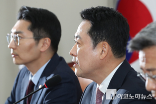 「M포토」 기자간담회에서 발언하는 장동혁 국민의힘 대표