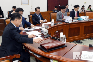 「M포토」 국회 정보위원회 전체회의