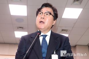 「M포토」 의원 질의에 답하는 김성태