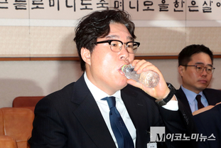 「M포토」 국조특위 출석해 물 마시는 김성태 전 쌍방울 회장