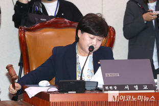 「M포토」 의사봉 두드리는 서영교 국조특위 위원장