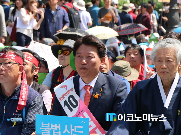 5월 1일 서울 혜화역 인근 대학로에서 진행된 '2017 세계 노동절 대화'에 민중연합당 김선동 대통령 후보가 참가했다. 이날 노동절 대회에는 2만 여명의 노동자들이 참가해 비정규직 철폐, 재벌체제 해체, 노조 할 권리 보장, 최저임금 1만원 등의 구호를 외쳤다.  