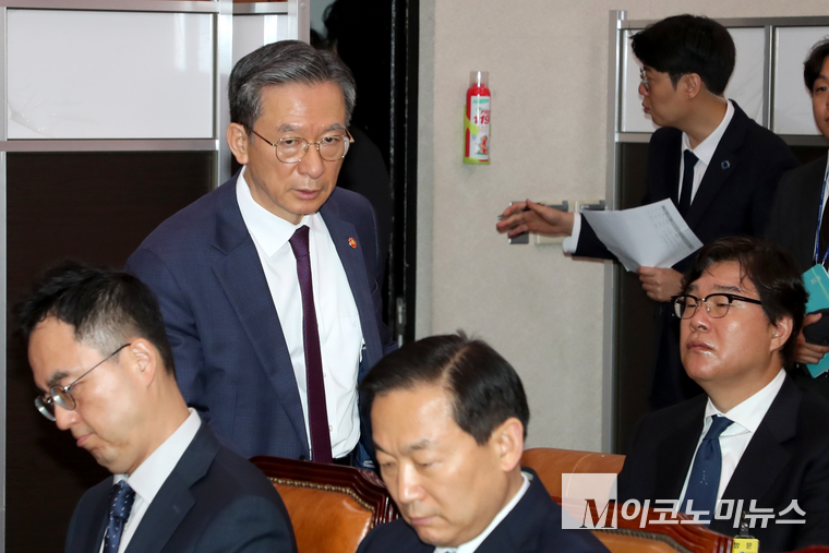 「M포토」 '조작기소 국조특위' 출석하는 정성호 법무부 장관 - 뉴스 썸네일 이미지